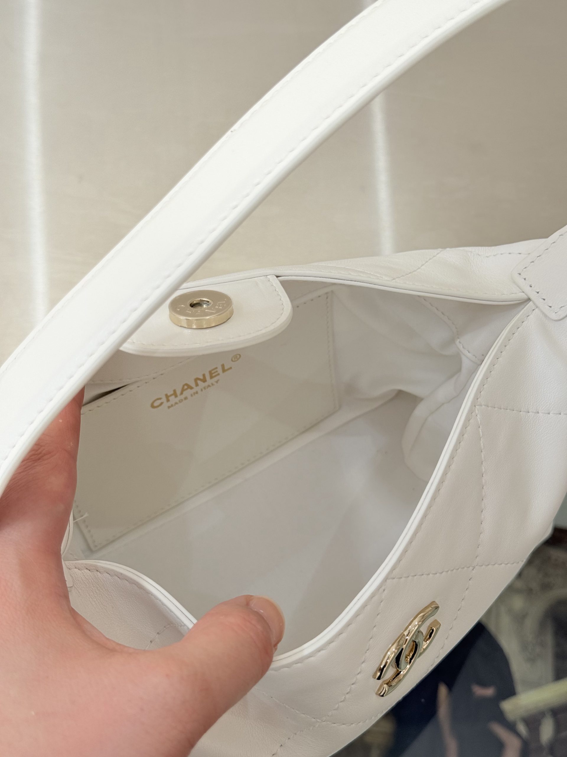Bolso Chanel Hobo Pequeño - Image 8