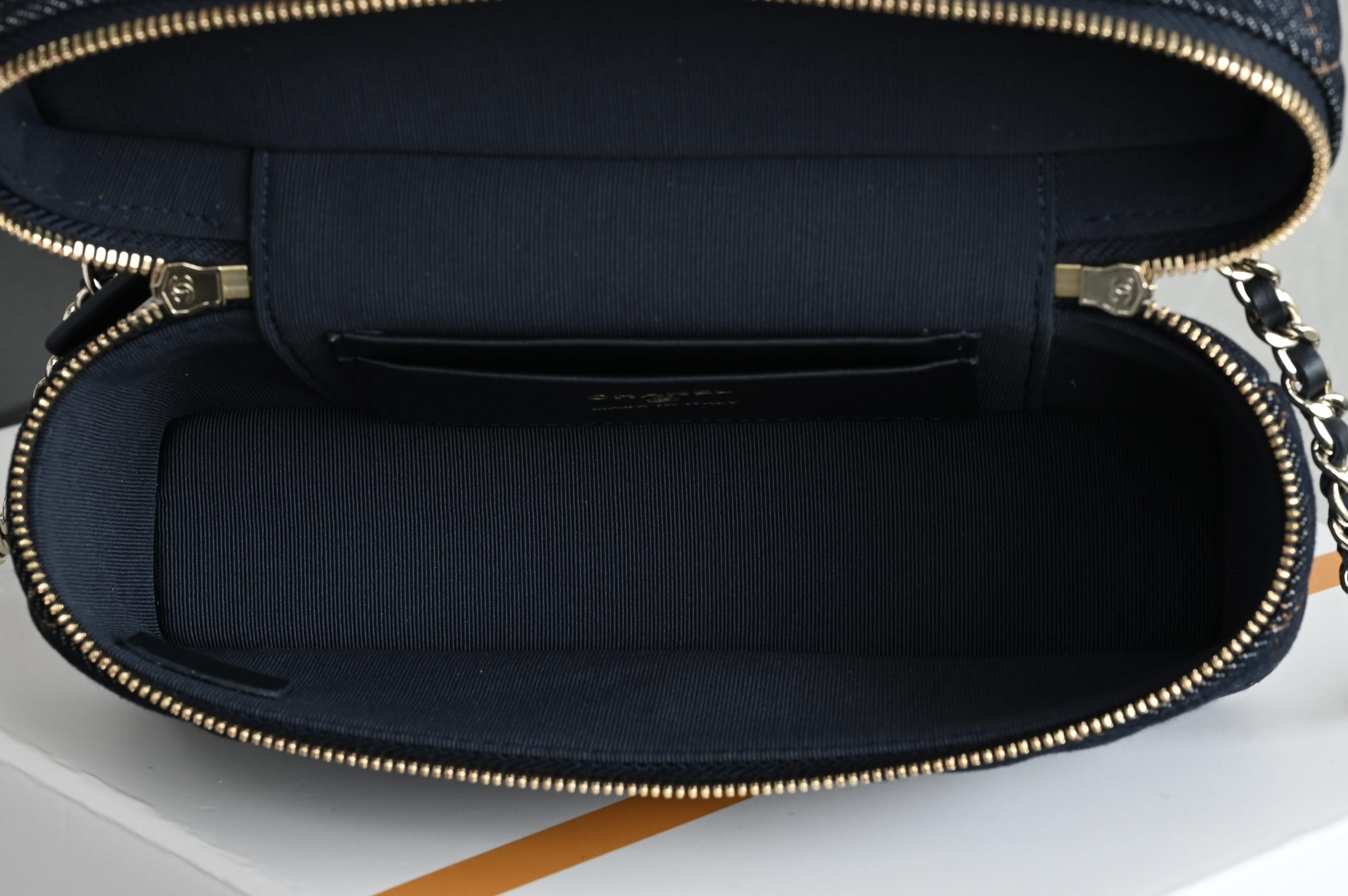 Chanel Classic Vanity con cadena - Image 5