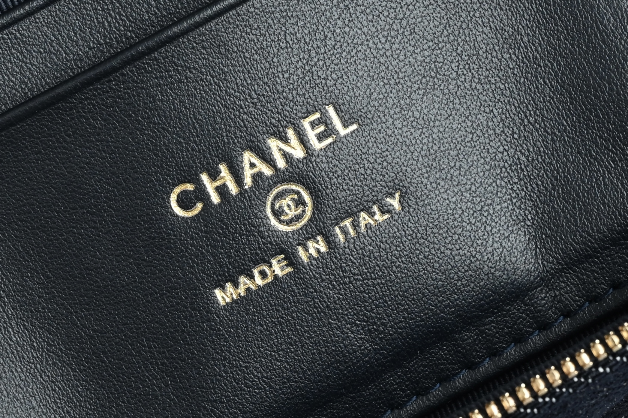 Chanel Classic Vanity con cadena - Image 4
