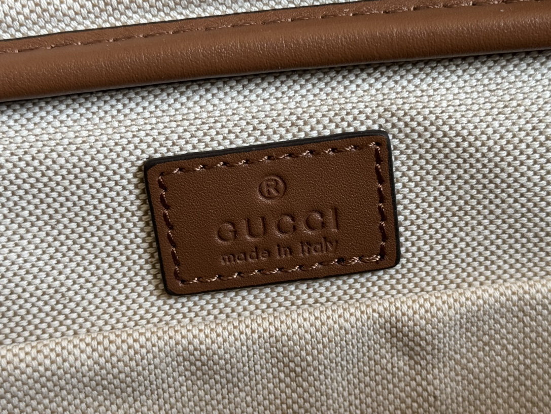 Maletín mediano Gucci con emblema GG - Image 9