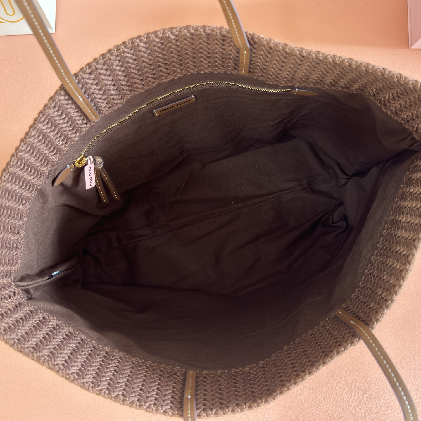 Bolso tote tejido a rayas de Miu Miu - Image 10