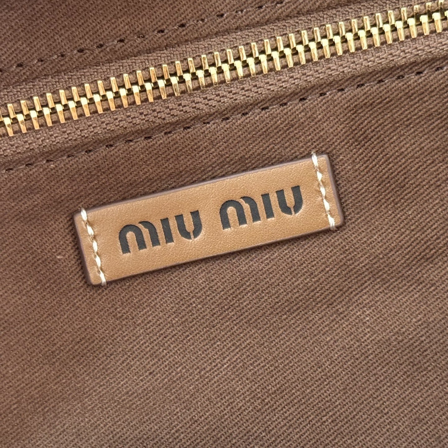 Bolso tote tejido a rayas de Miu Miu - Image 9