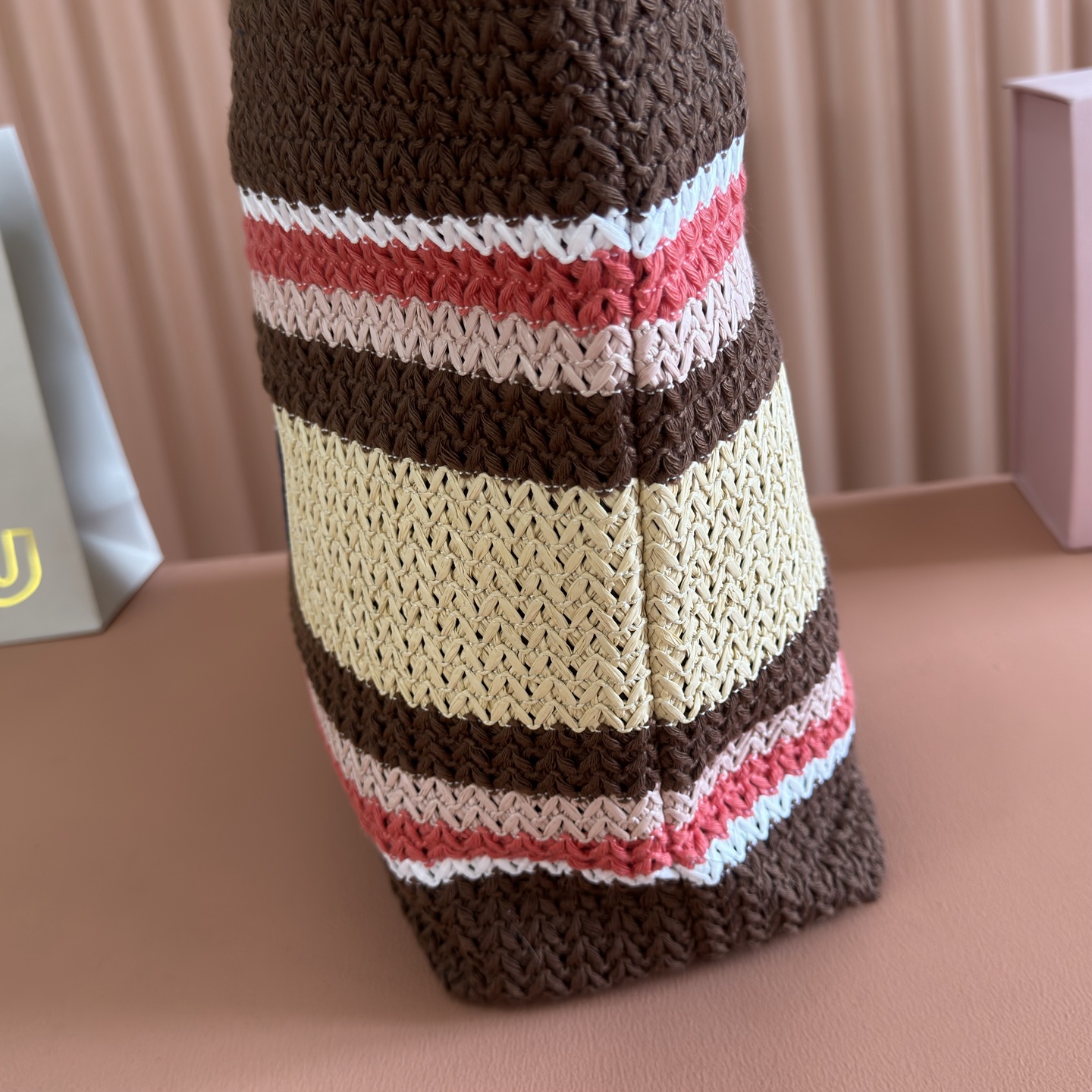 Bolso tote tejido a rayas de Miu Miu - Image 8