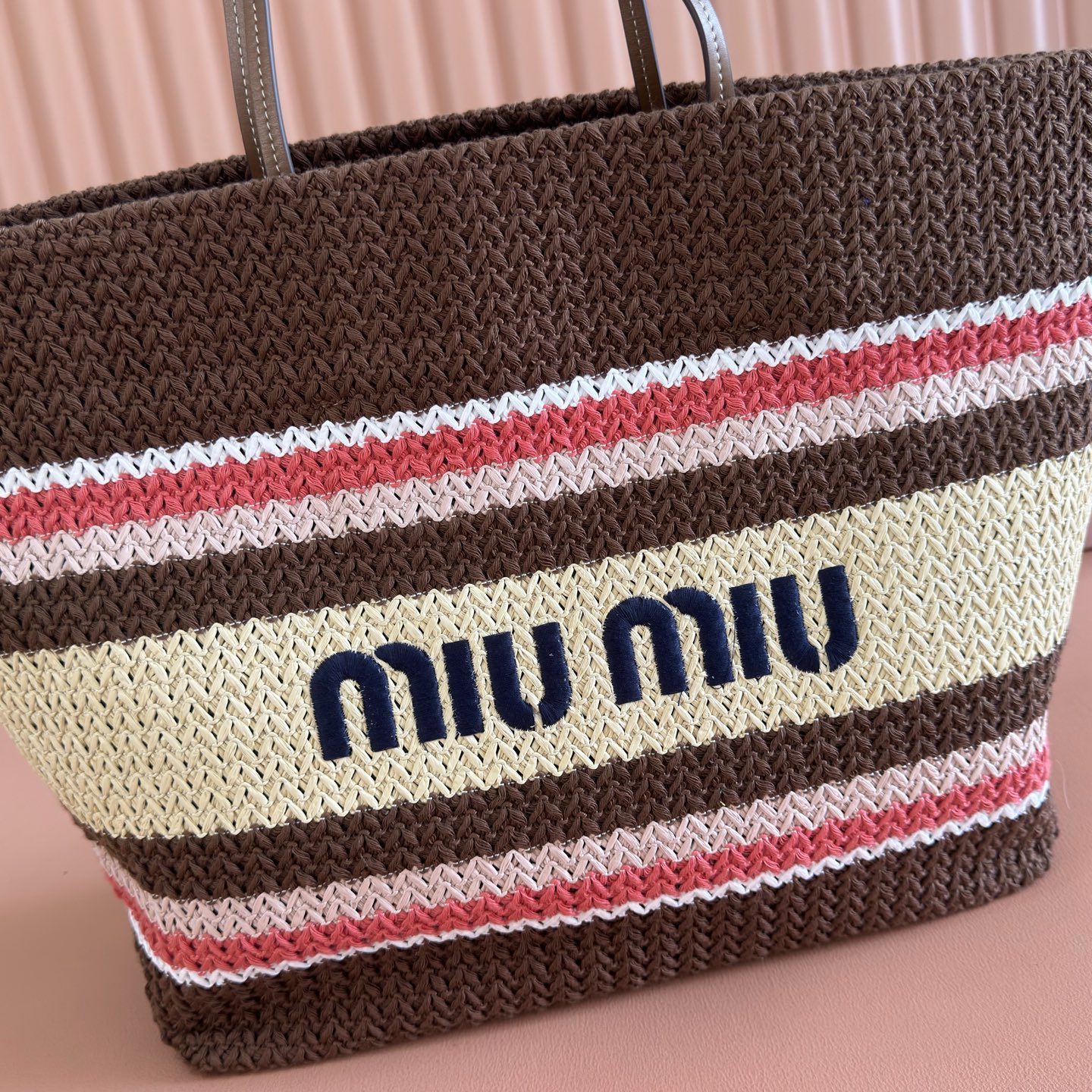Bolso tote tejido a rayas de Miu Miu - Image 6