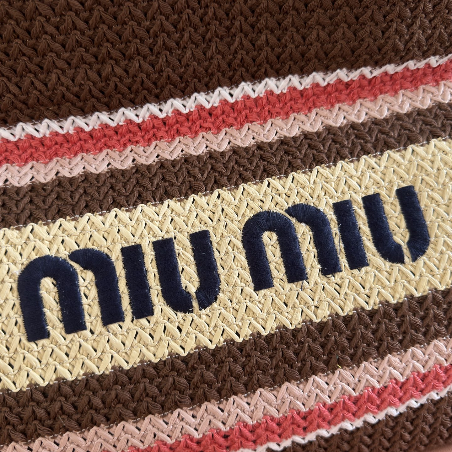 Bolso tote tejido a rayas de Miu Miu - Image 7