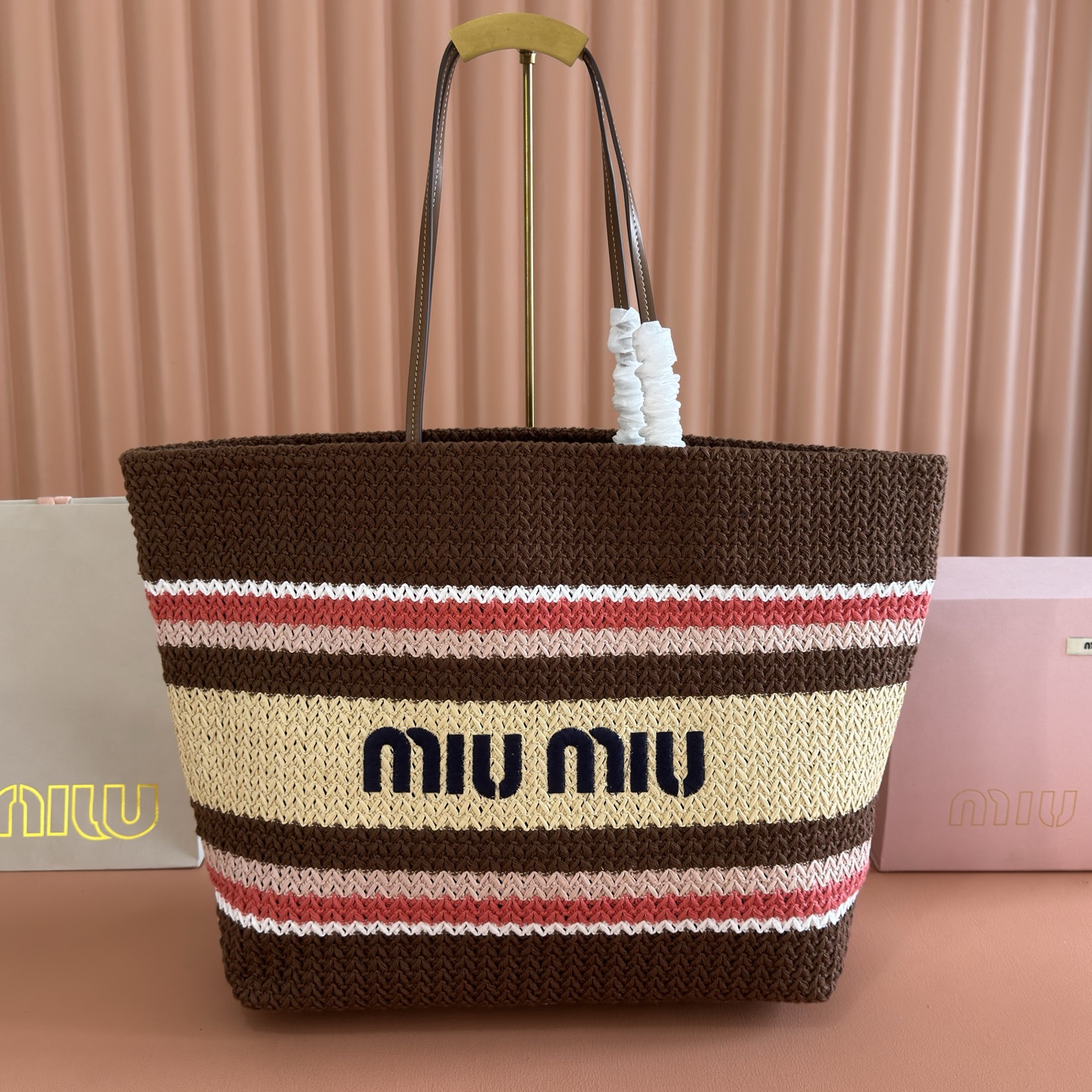 Bolso tote tejido a rayas de Miu Miu