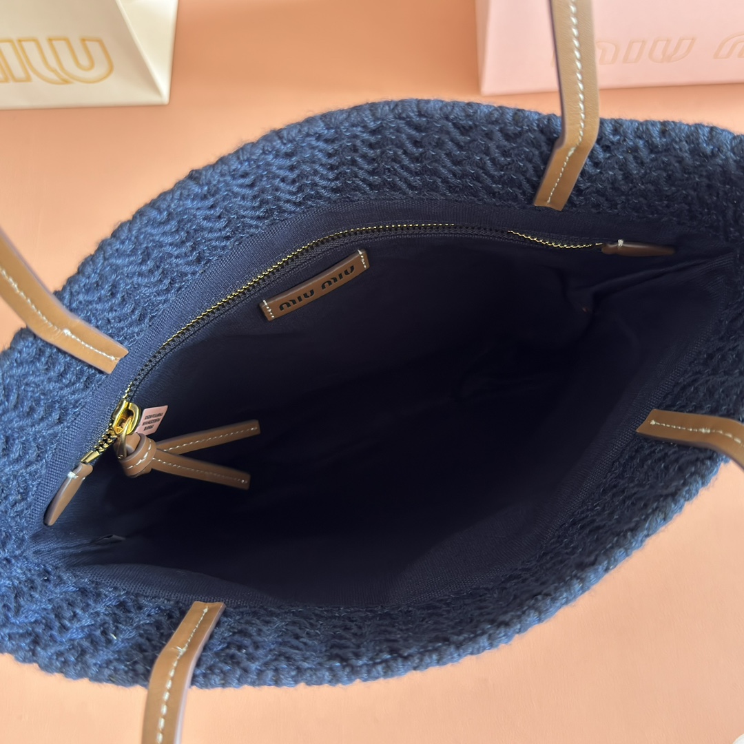 Bolso tote de crochet a rayas de Miu Miu - Image 10