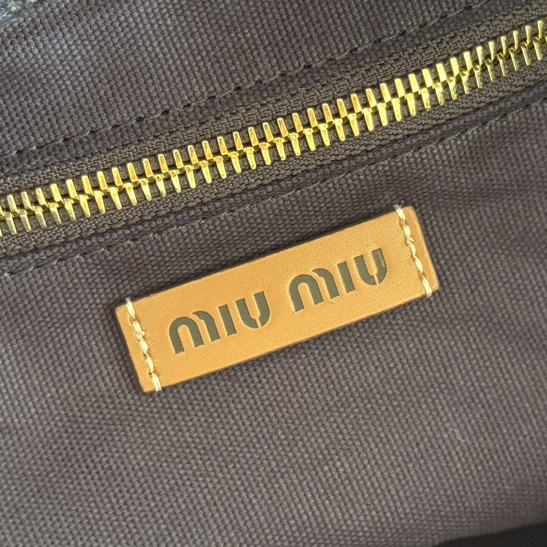 Bolso tote de crochet a rayas de Miu Miu - Image 9