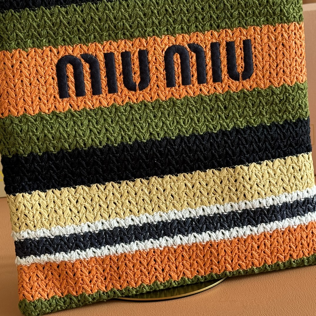 Bolso tote de crochet a rayas de Miu Miu - Image 7