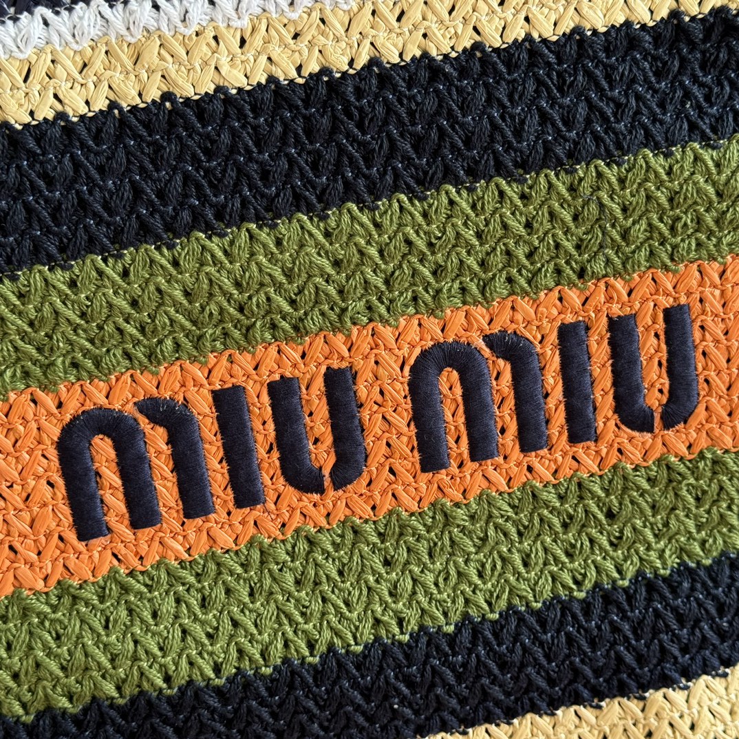 Bolso tote de crochet a rayas de Miu Miu - Image 6