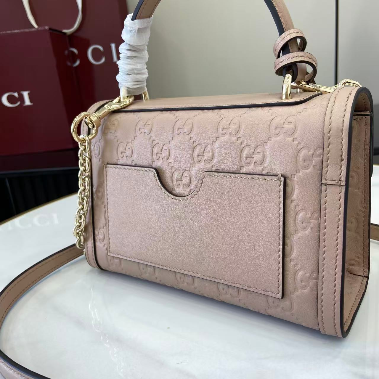 Bolso de mano Gucci con candado y logotipo GG en relieve - Image 13