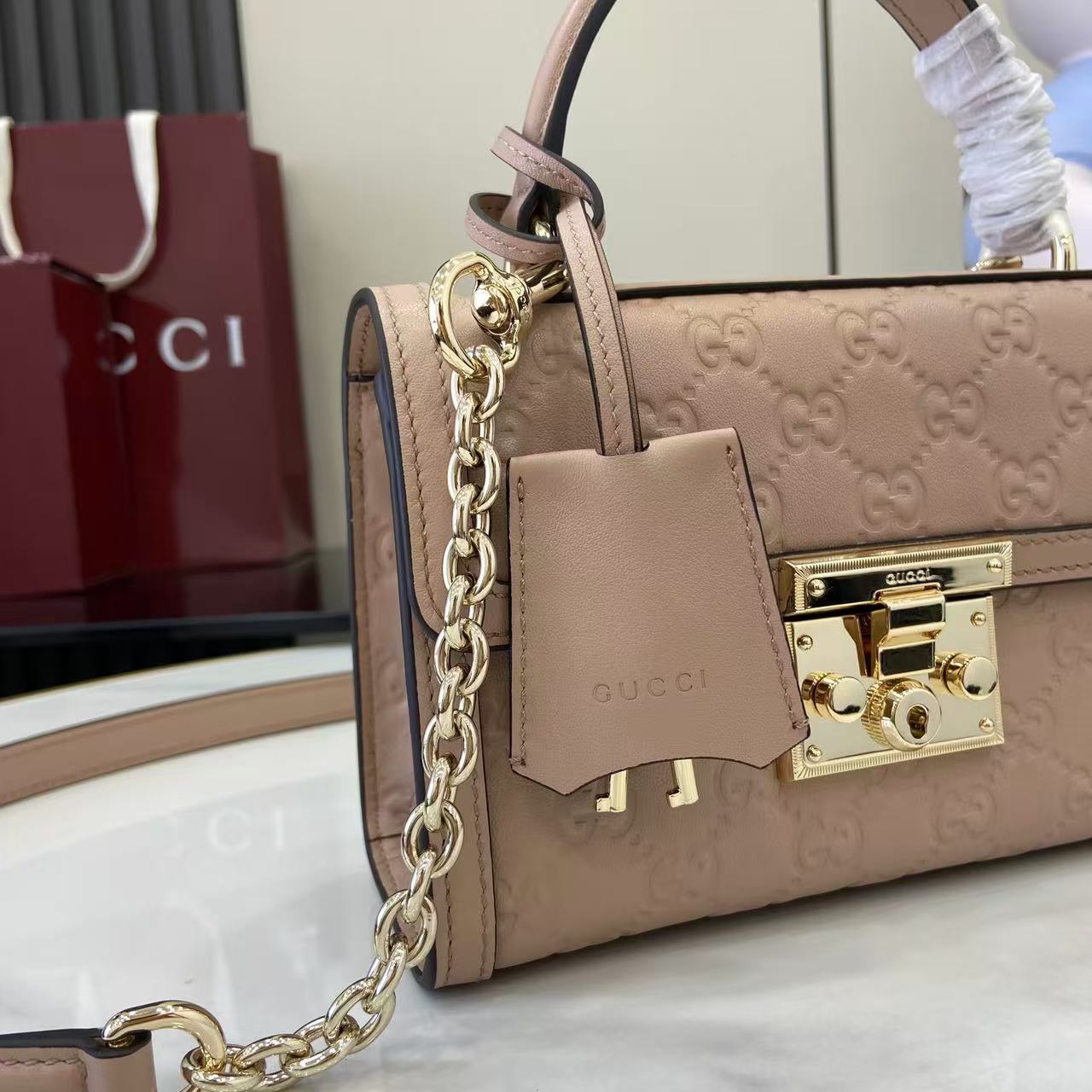 Bolso de mano Gucci con candado y logotipo GG en relieve - Image 11