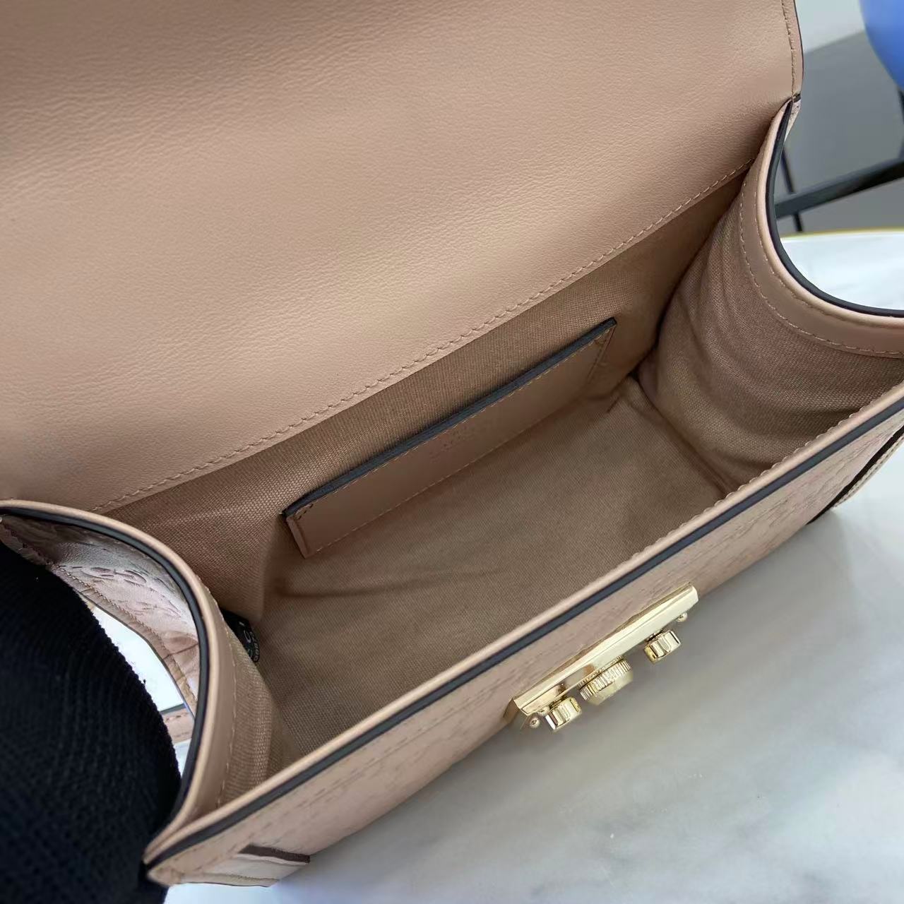 Bolso de mano Gucci con candado y logotipo GG en relieve - Image 9