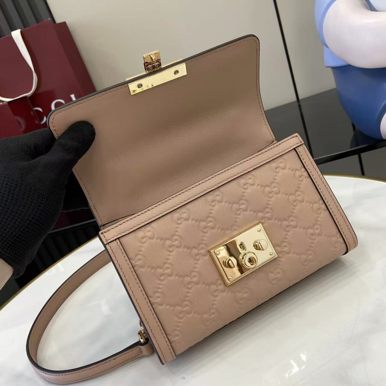 Bolso de mano Gucci con candado y logotipo GG en relieve - Image 8
