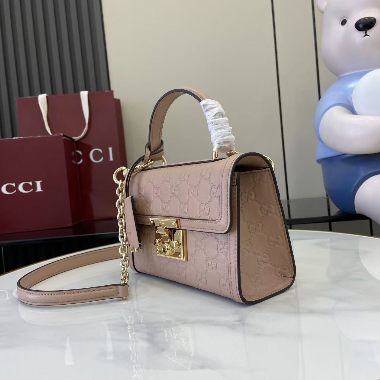 Bolso de mano Gucci con candado y logotipo GG en relieve - Image 7