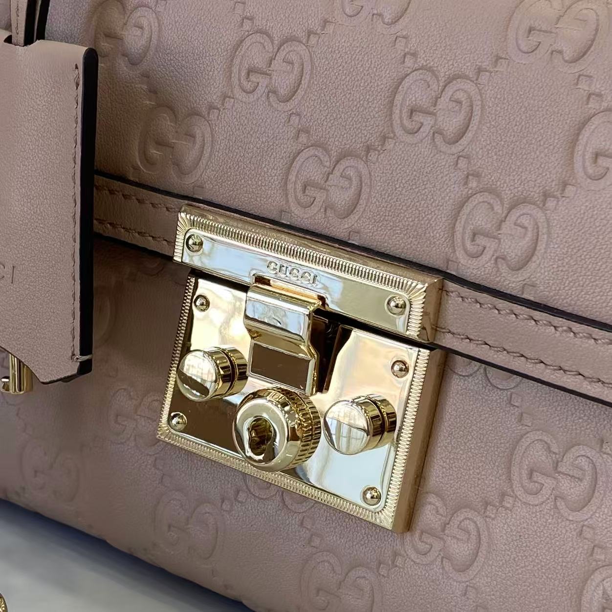 Bolso de mano Gucci con candado y logotipo GG en relieve - Image 6