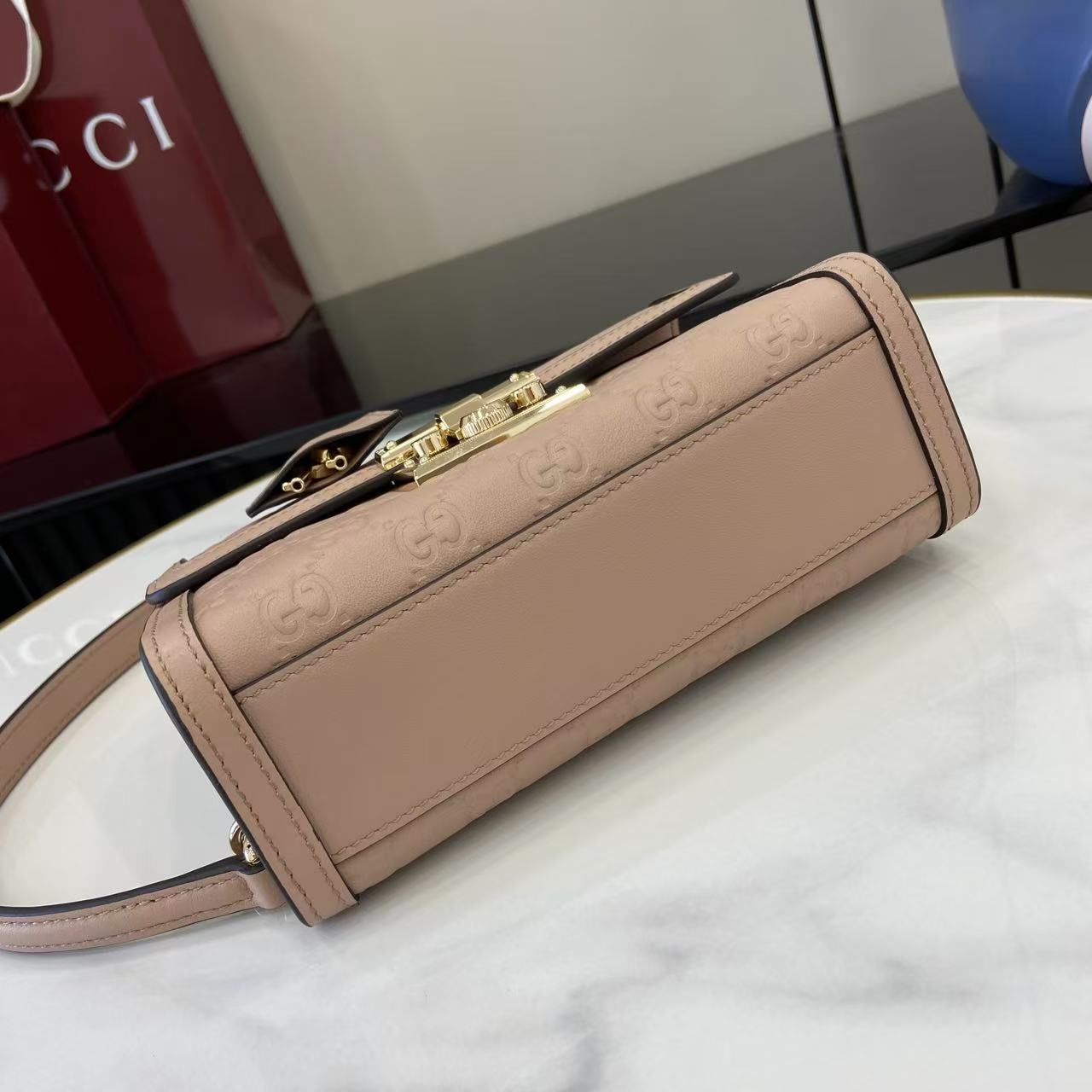 Bolso de mano Gucci con candado y logotipo GG en relieve - Image 5
