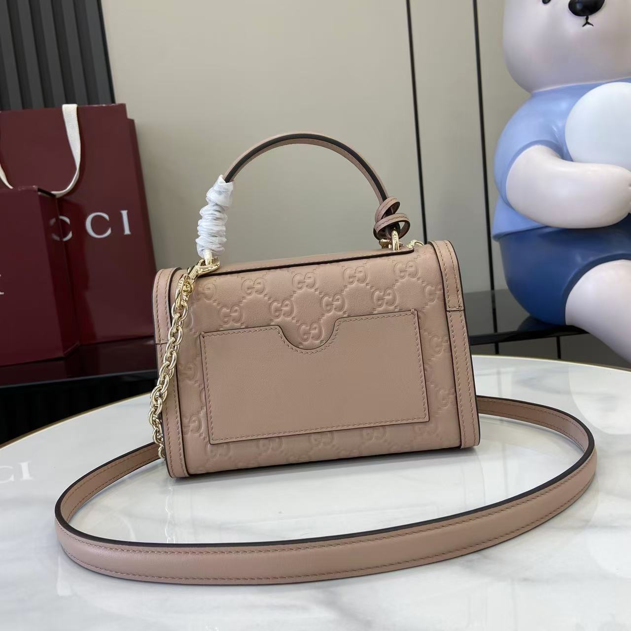 Bolso de mano Gucci con candado y logotipo GG en relieve - Image 4
