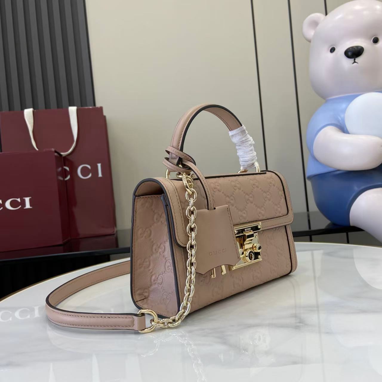 Bolso de mano Gucci con candado y logotipo GG en relieve - Image 3