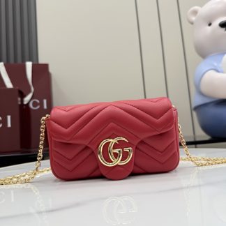 Bolso pequeño acolchado rojo con cadena Gucci GG Marmont