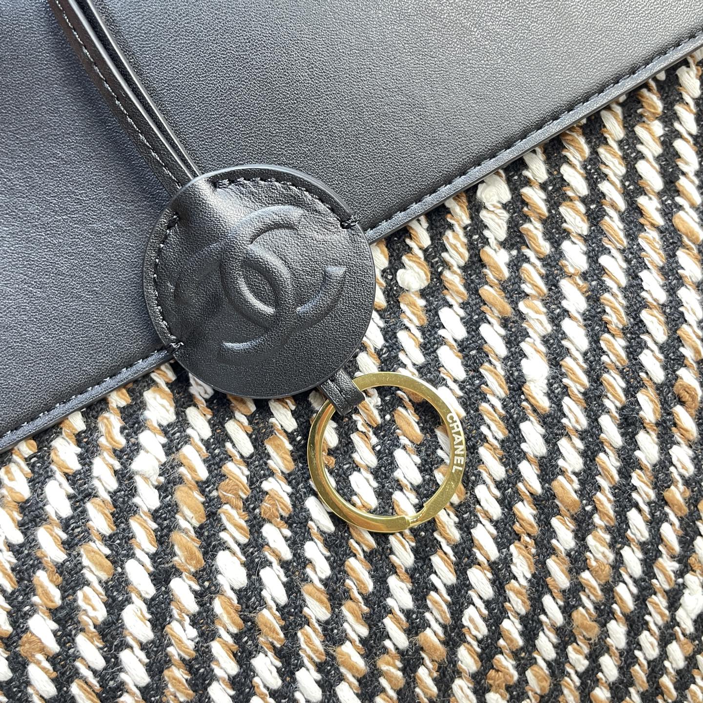 Bolso tote de compras Chanel Urban Essential XXL de tweed. - Image 6