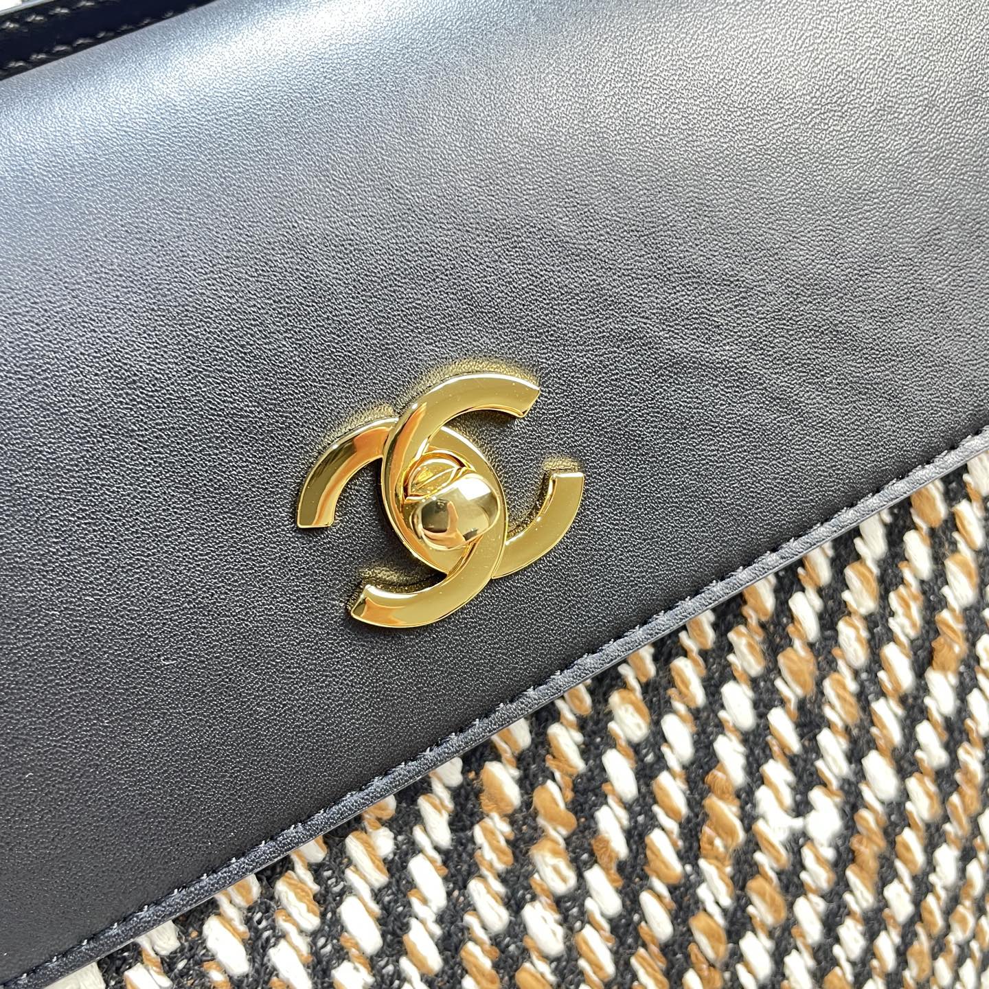 Bolso tote de compras Chanel Urban Essential XXL de tweed. - Image 5