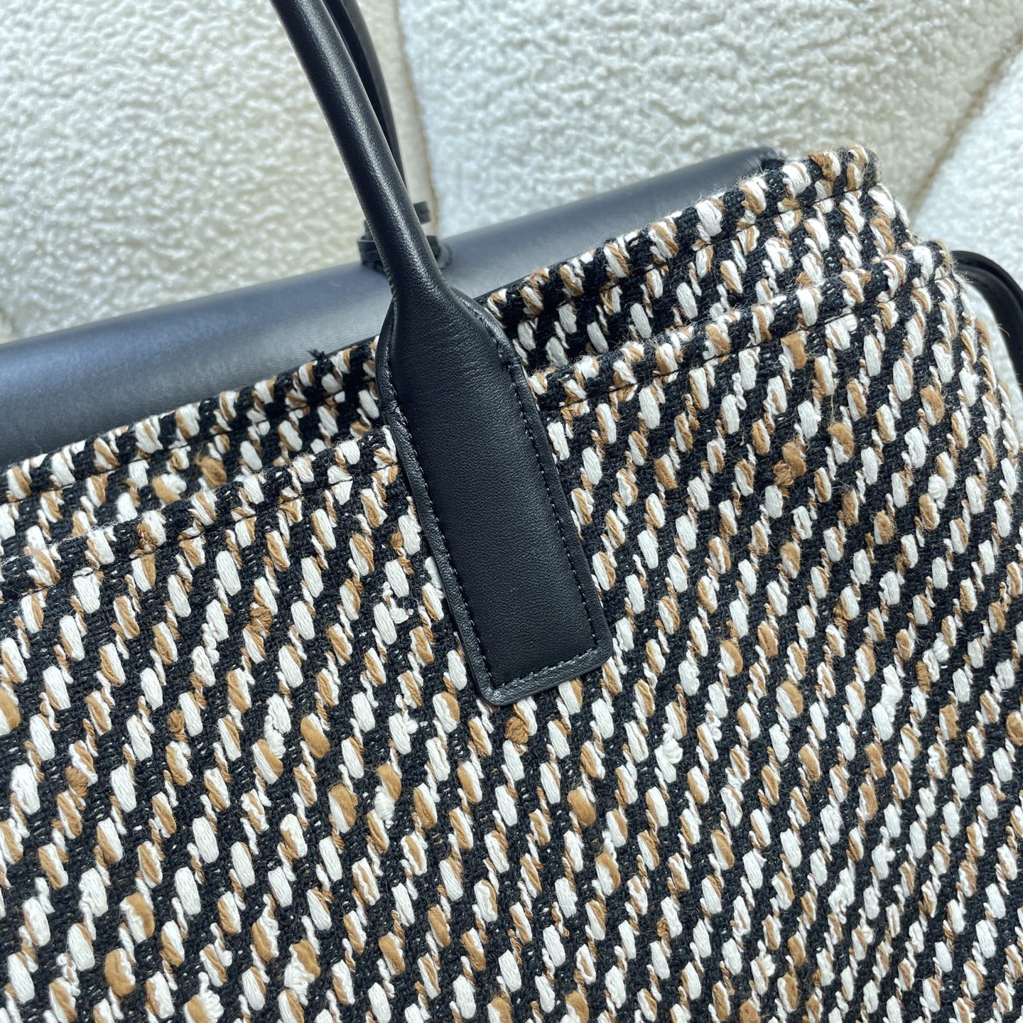 Bolso tote de compras Chanel Urban Essential XXL de tweed. - Image 9