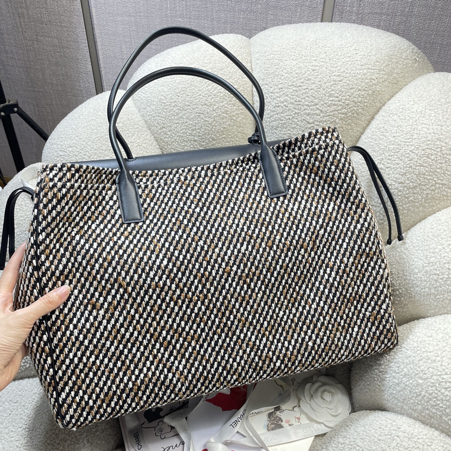 Bolso tote de compras Chanel Urban Essential XXL de tweed. - Image 3