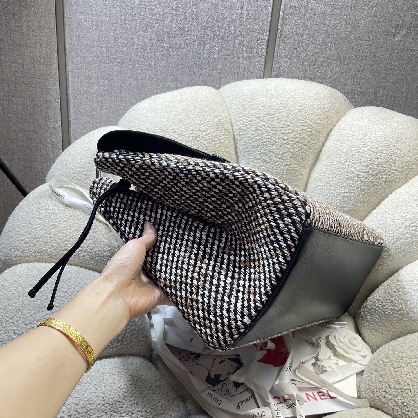 Bolso tote de compras Chanel Urban Essential XXL de tweed. - Image 2