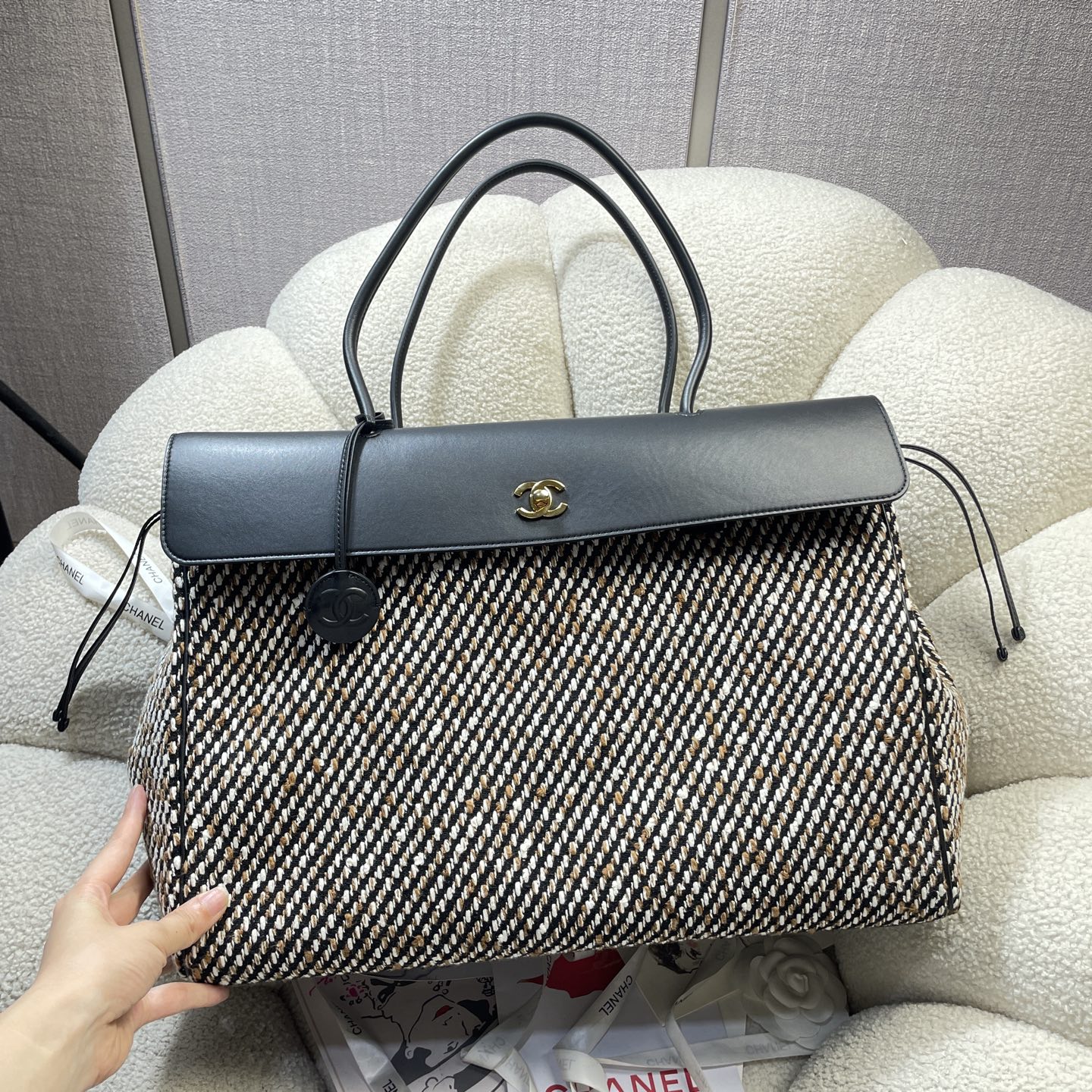 Bolso tote de compras Chanel Urban Essential XXL de tweed. - Image 4