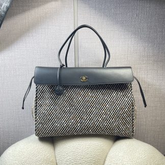 Bolso tote de compras Chanel Urban Essential XXL de tweed.