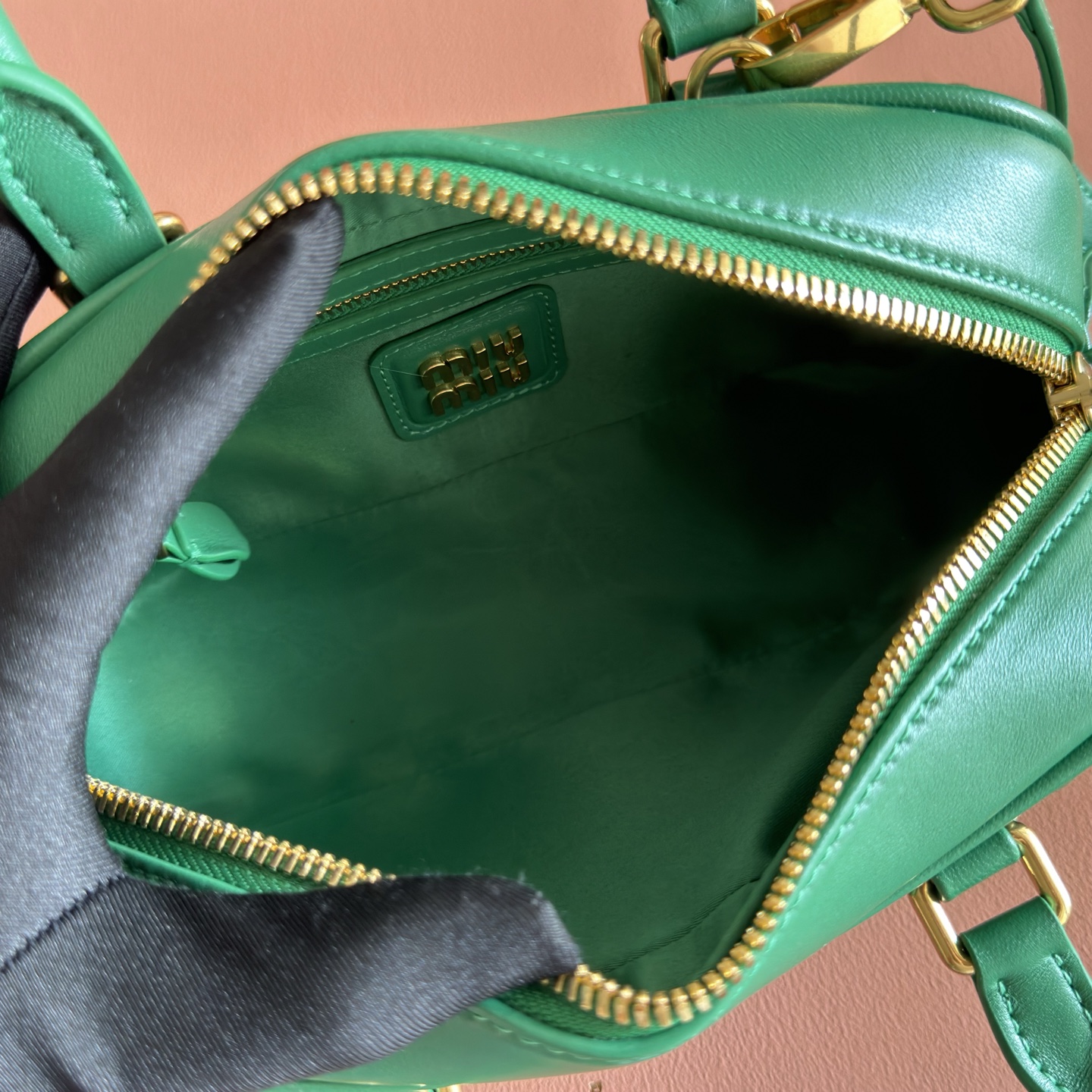 Bolso Arcadia de Miu Miu para mujer de piel de cordero plisada. - Image 4