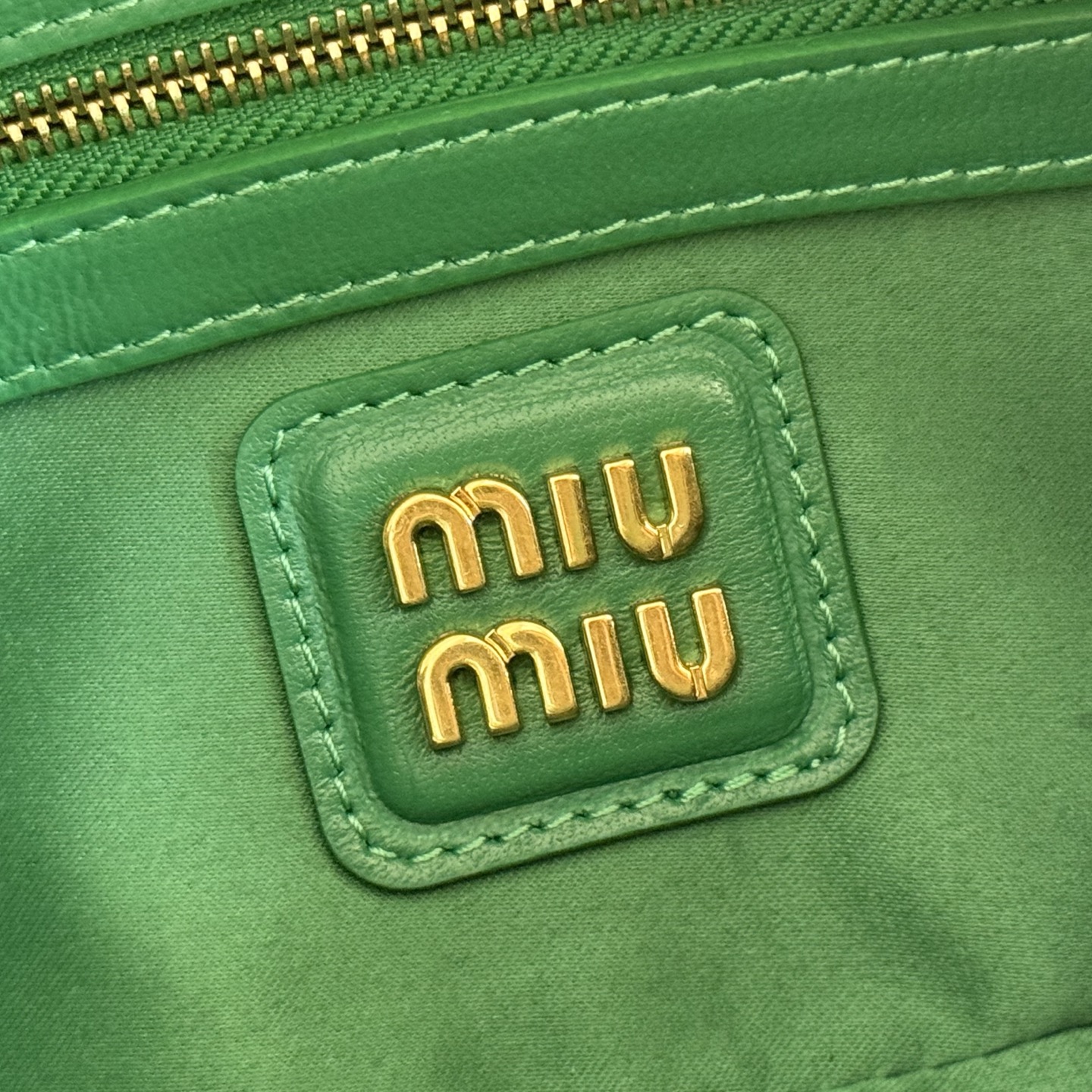 Bolso Arcadia de Miu Miu para mujer de piel de cordero plisada. - Image 5