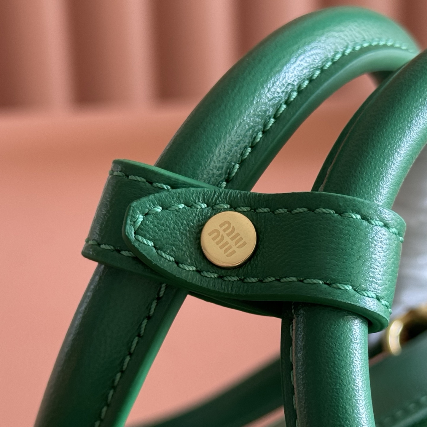 Bolso Arcadia de Miu Miu para mujer de piel de cordero plisada. - Image 6