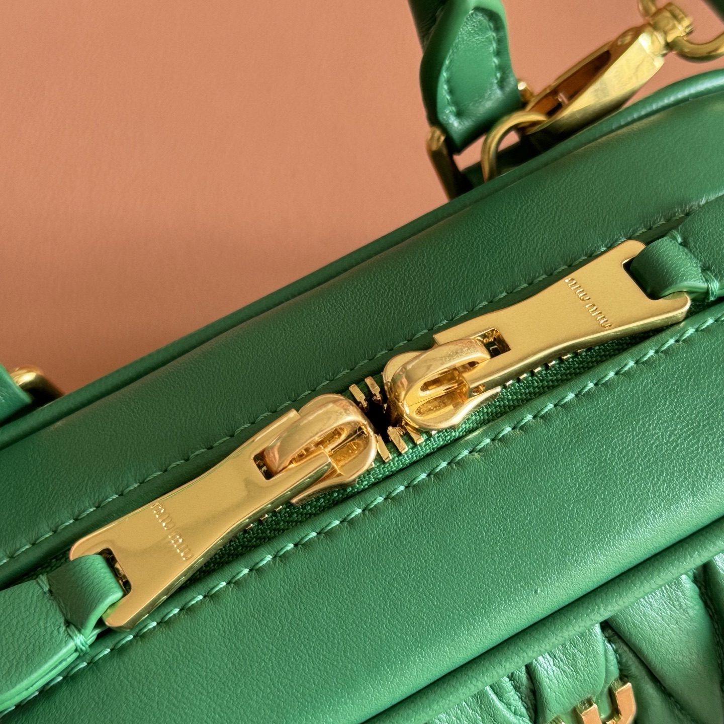Bolso Arcadia de Miu Miu para mujer de piel de cordero plisada. - Image 7