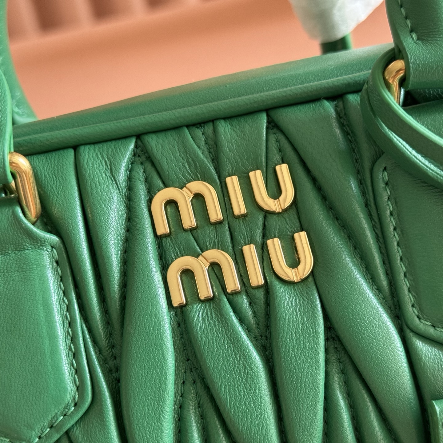 Bolso Arcadia de Miu Miu para mujer de piel de cordero plisada. - Image 3