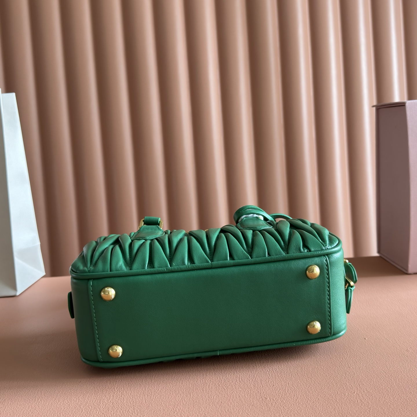 Bolso Arcadia de Miu Miu para mujer de piel de cordero plisada. - Image 10