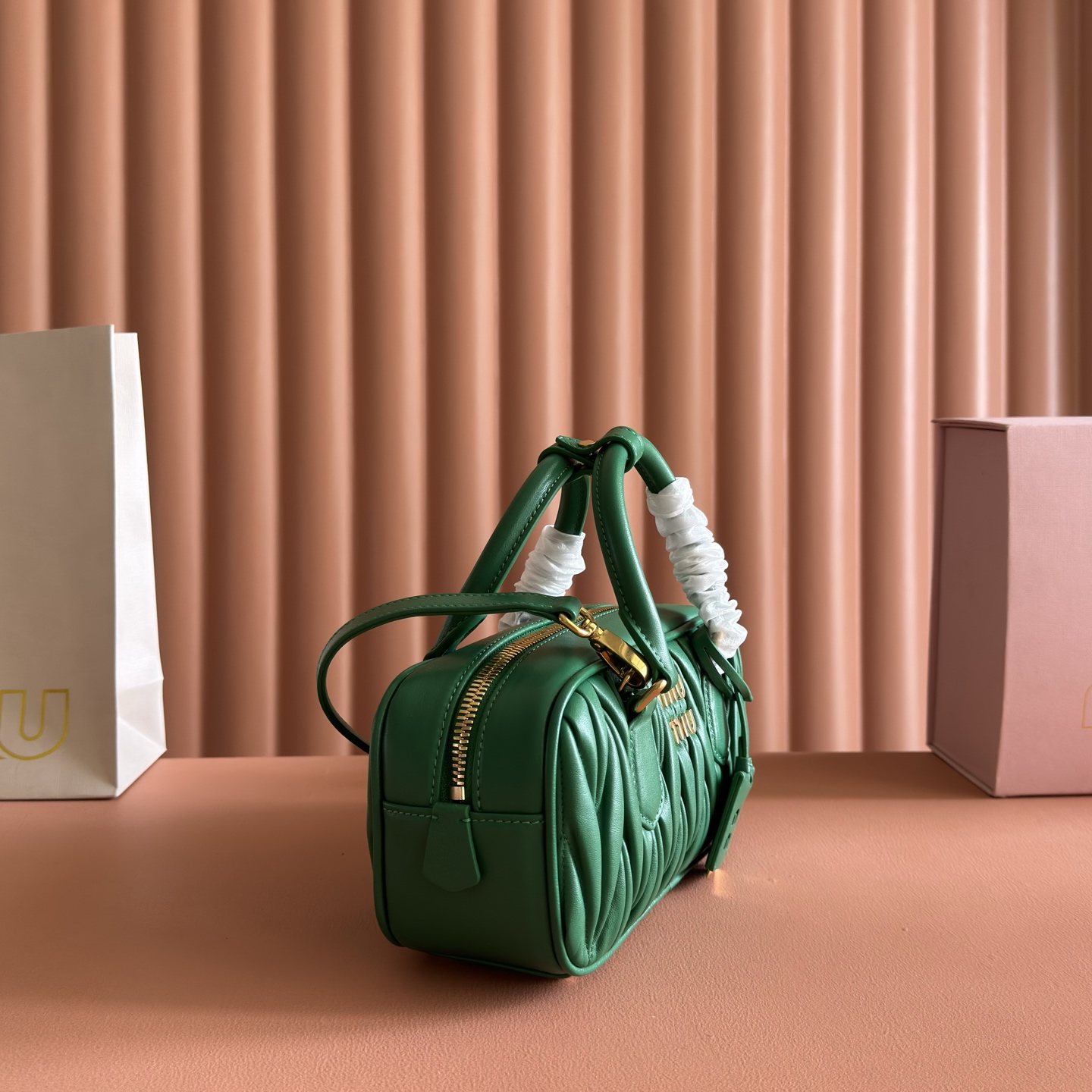 Bolso Arcadia de Miu Miu para mujer de piel de cordero plisada. - Image 9