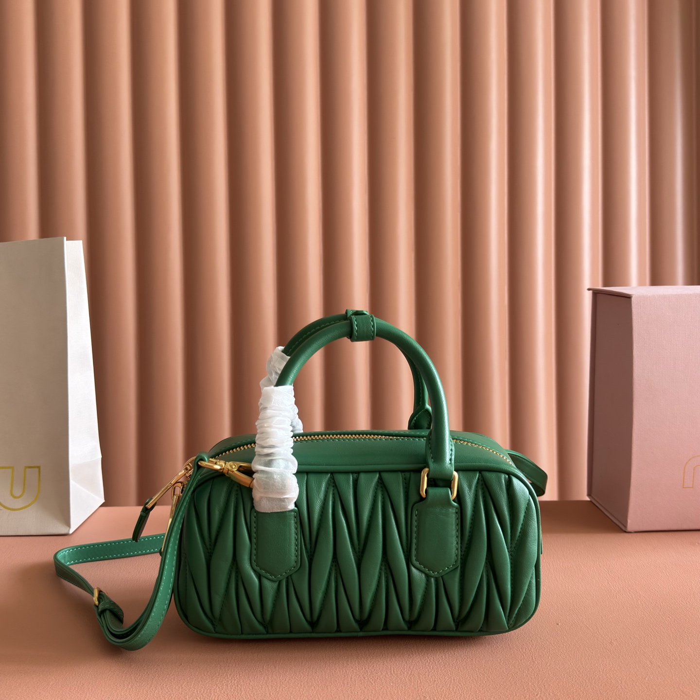 Bolso Arcadia de Miu Miu para mujer de piel de cordero plisada. - Image 8