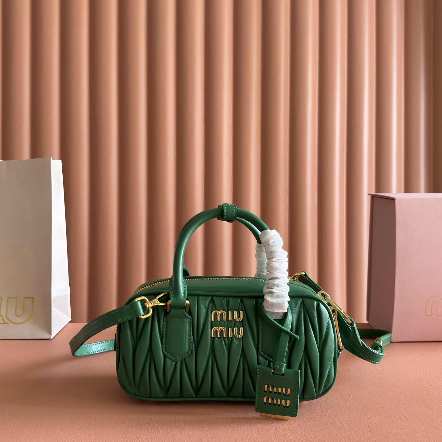 Bolso Arcadia de Miu Miu para mujer de piel de cordero plisada.