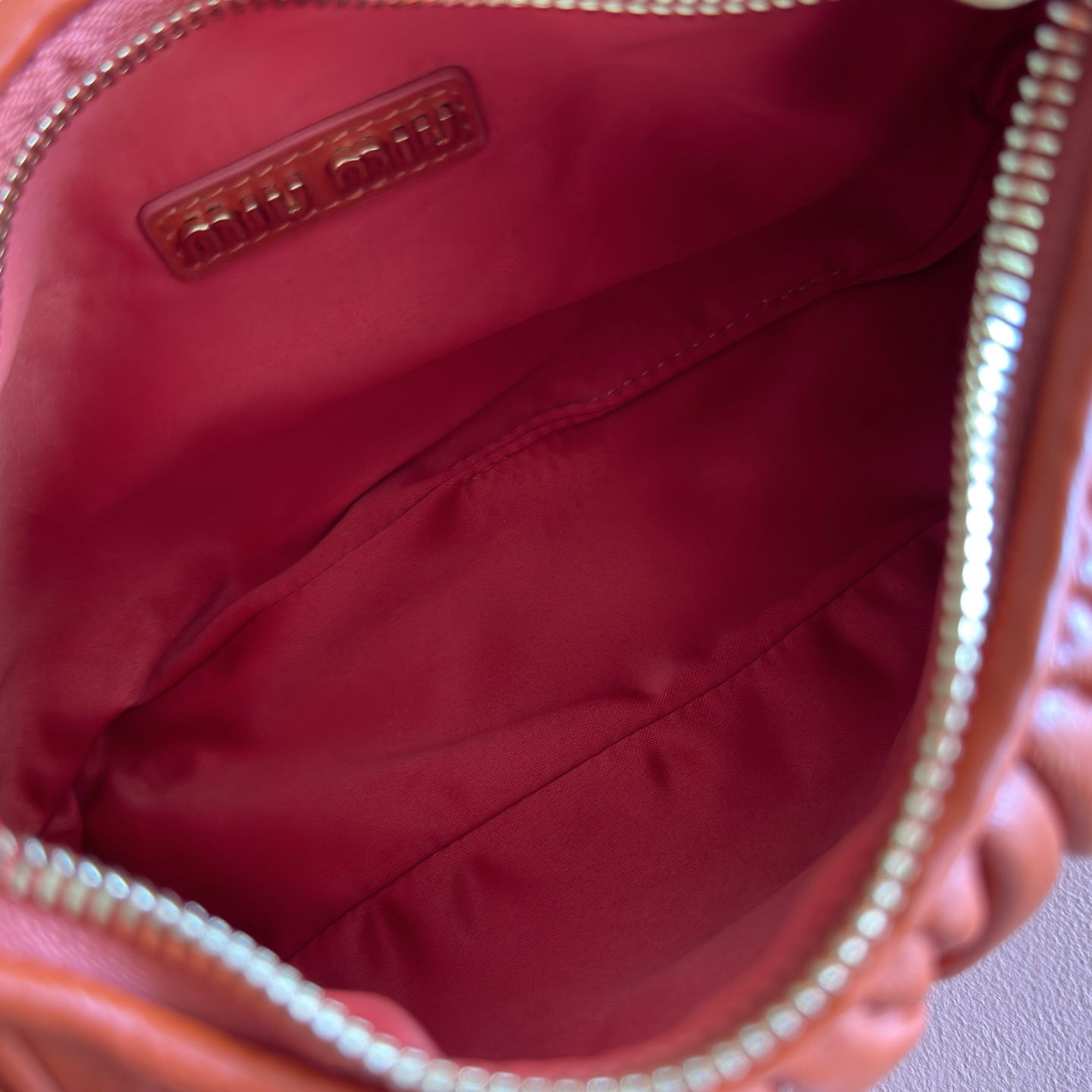 Bolso hobo Wander Matelassé de piel de cordero rojo - Image 2