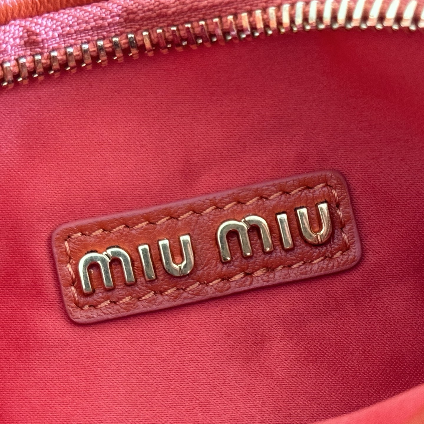 Bolso hobo Wander Matelassé de piel de cordero rojo - Image 3