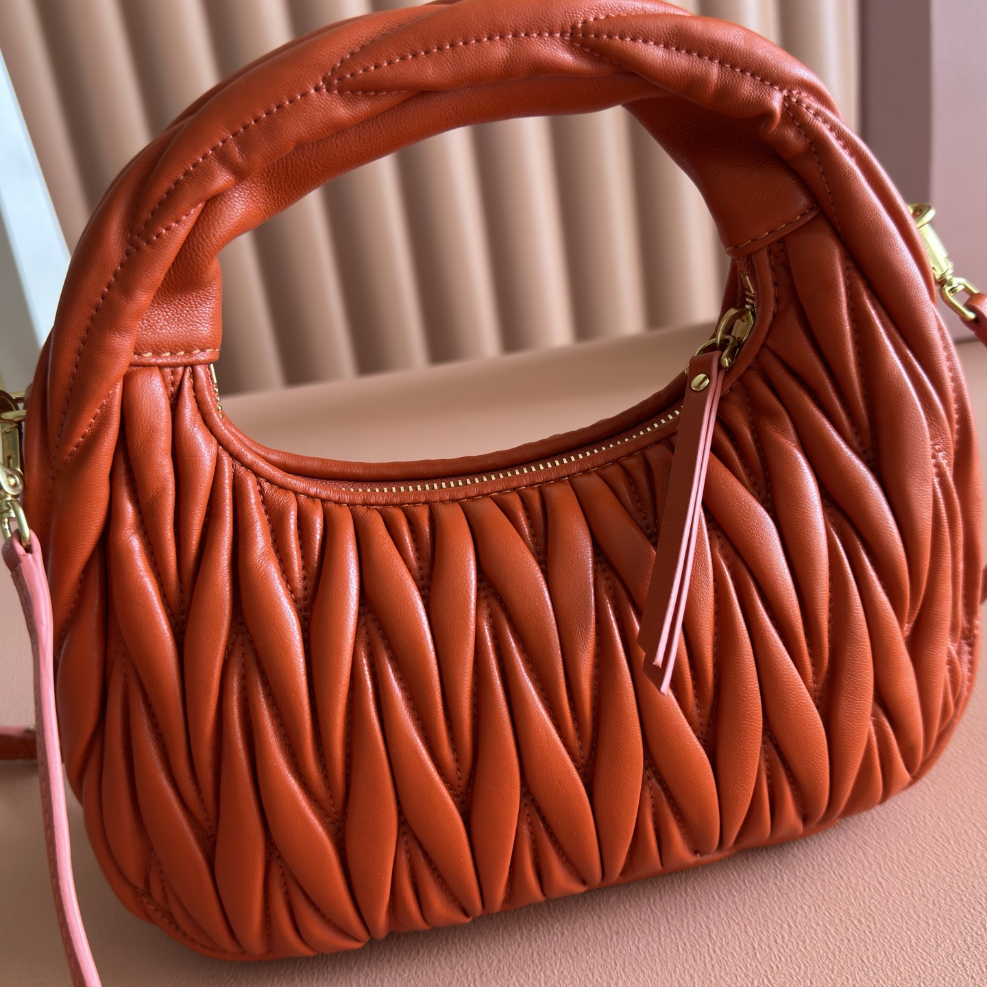 Bolso hobo Wander Matelassé de piel de cordero rojo - Image 4