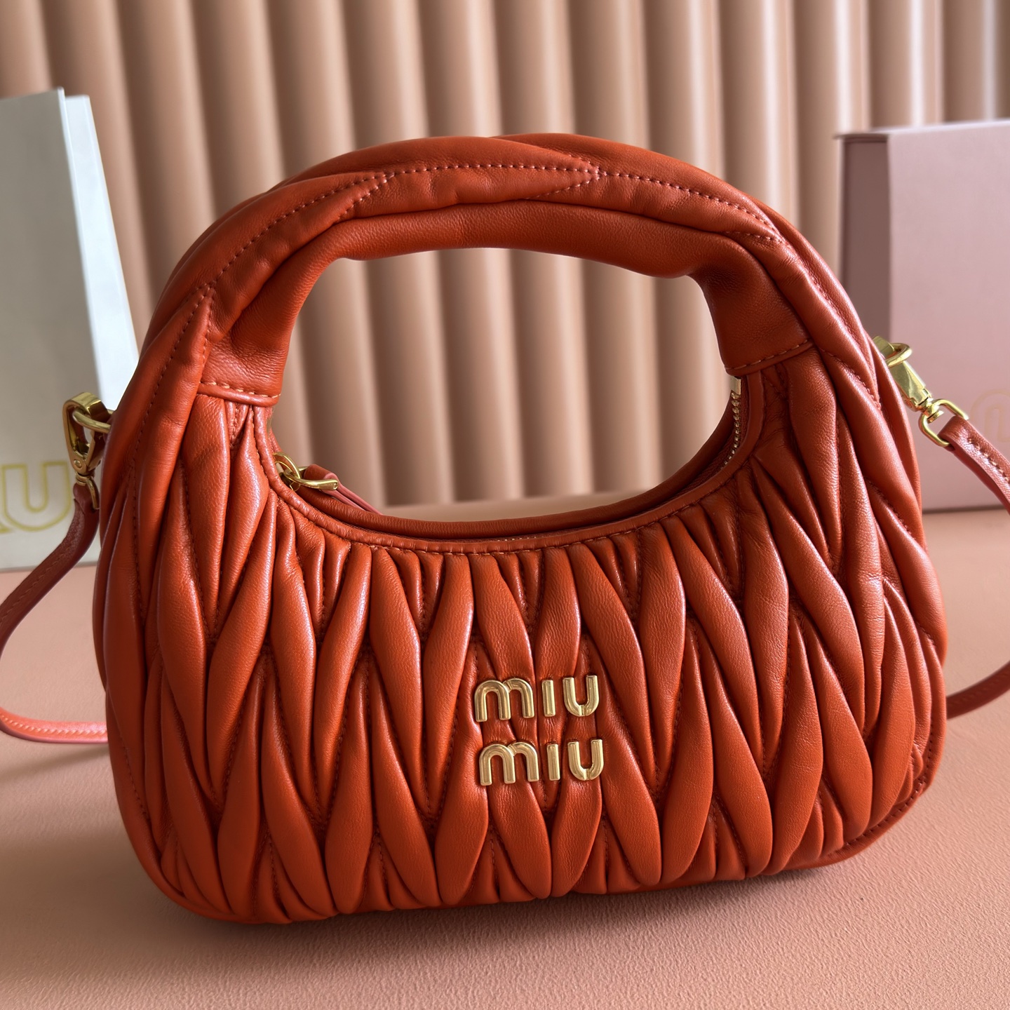 Bolso hobo Wander Matelassé de piel de cordero rojo - Image 5