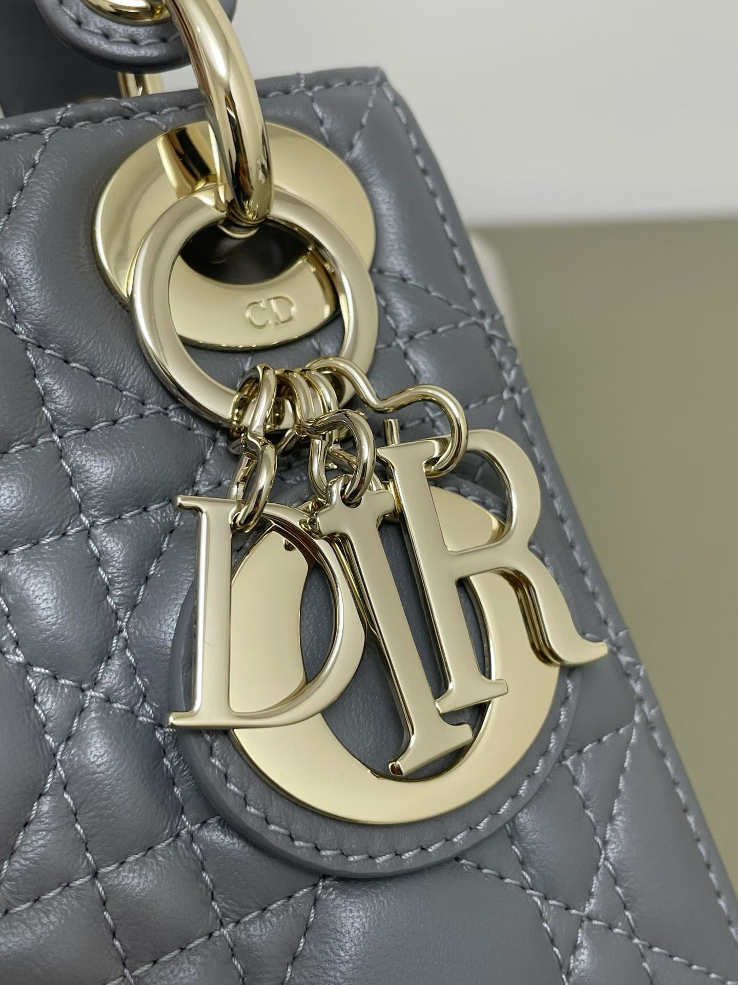 Bolso Lady Dior Pequeño 3 cannages Gris piedra 3 Bolso Lady Dior Pequeño 3 cannages Gris piedra - Image 3