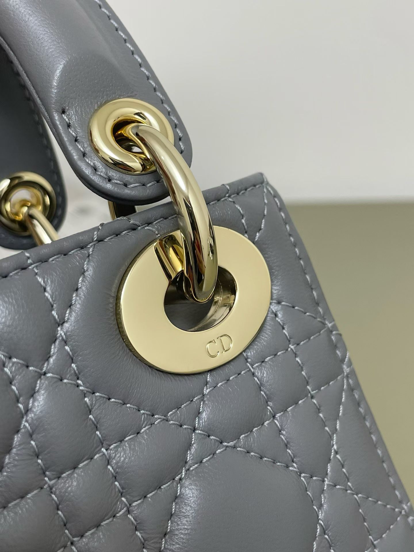 Bolso Lady Dior Pequeño 3 cannages Gris piedra 9 Bolso Lady Dior Pequeño 3 cannages Gris piedra - Image 9