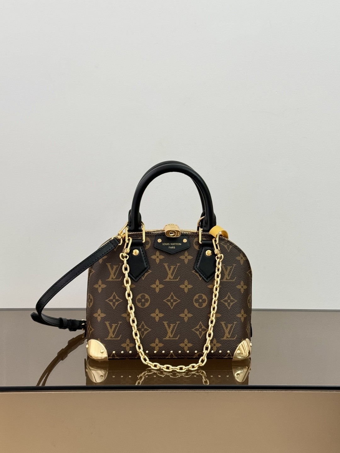 Bolso Alma BB de Louis Vuitton en lona Monograma clásica