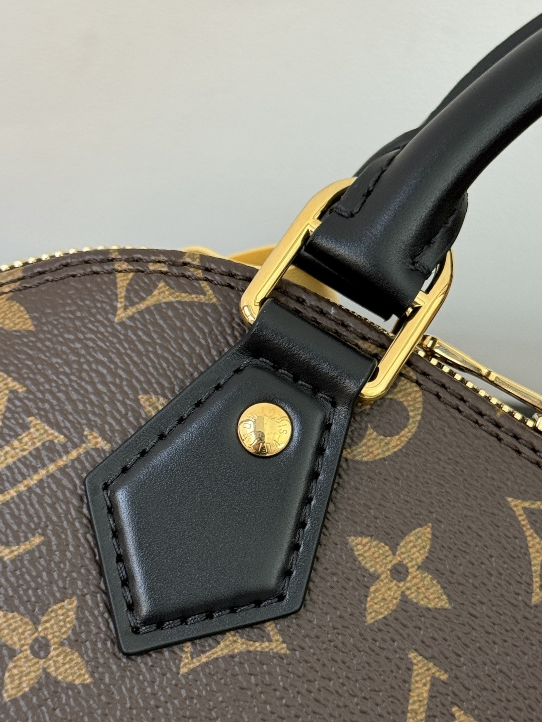 Bolso Alma BB de Louis Vuitton en lona Monograma clásica - Image 2