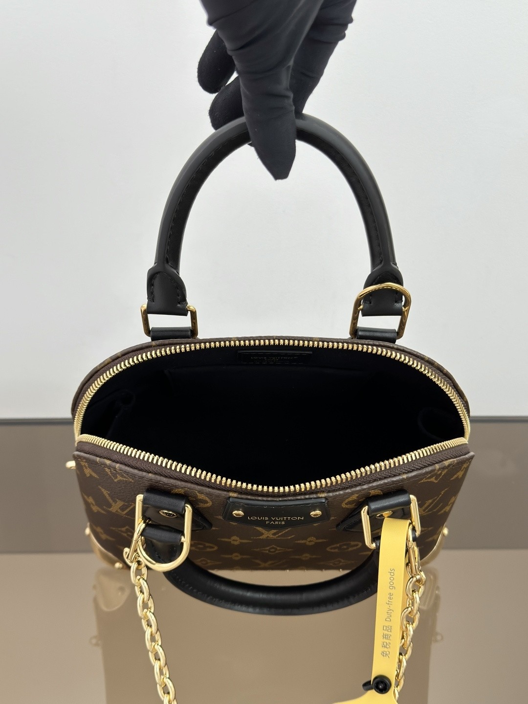 Bolso Alma BB de Louis Vuitton en lona Monograma clásica - Image 10