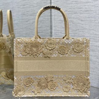 Bolso Dior Book Tote mediano con bordado floral dorado